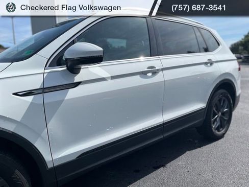 Used 2024 Volkswagen Tiguan SE w/ Panoramic Sunroof Package AWD/4WD image 3