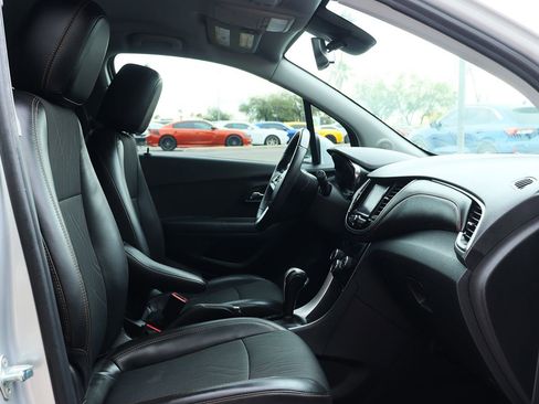 Used 2020 Chevrolet Trax LT w/ LT Convenience Package image 34