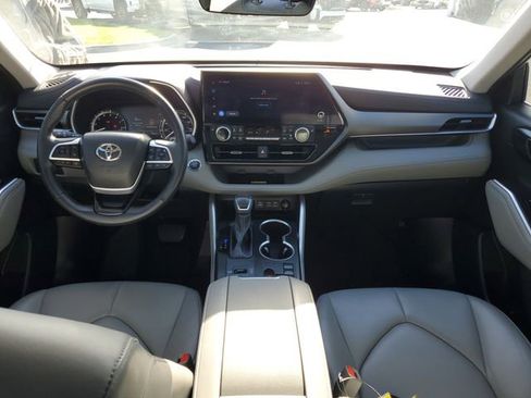 Used 2023 Toyota Highlander XLE image 11