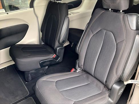Used 2020 Chrysler Pacifica Touring image 17