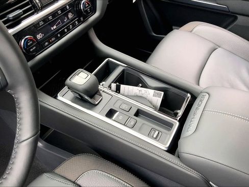 New 2025 Nissan Pathfinder SL image 10