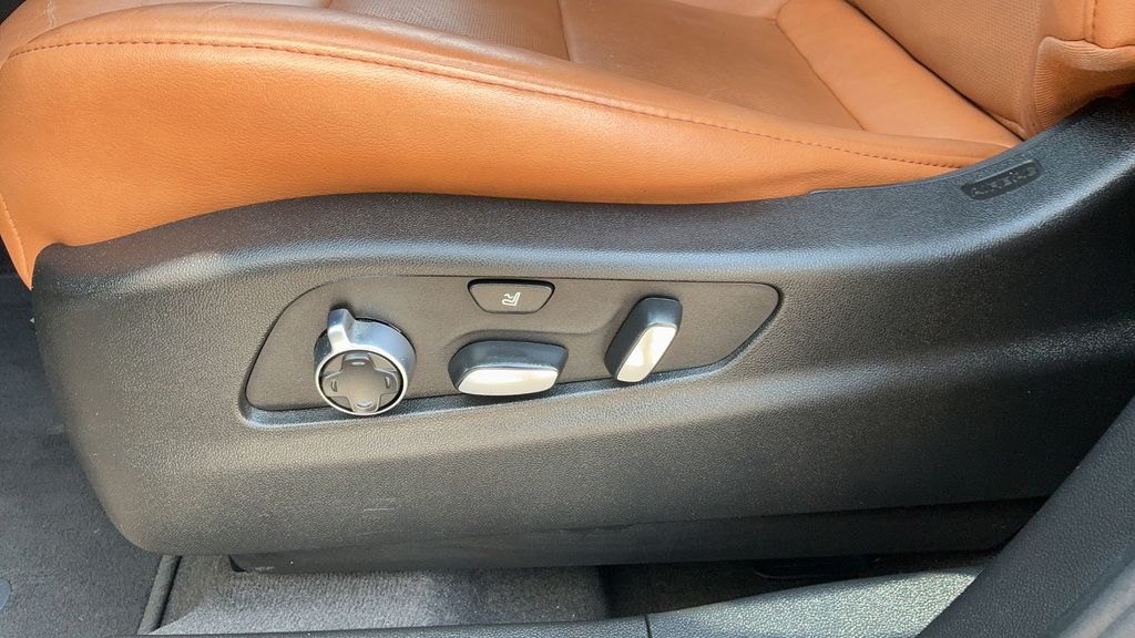 Used 2021 Cadillac XT4 Premium Luxury FWD image 16
