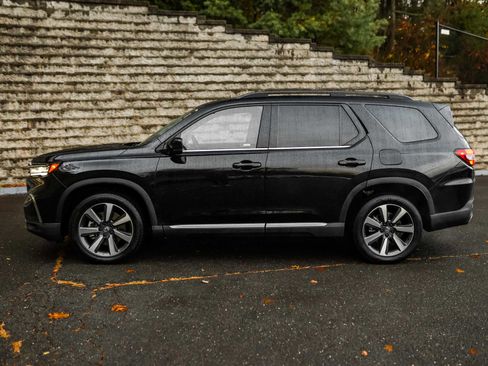 Used 2025 Honda Pilot Touring image 10