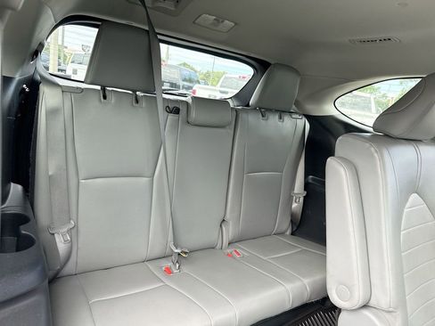 Used 2022 Toyota Highlander XLE AWD/4WD image 28