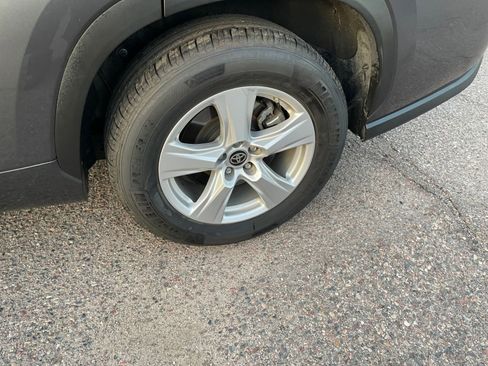 Used 2025 Toyota Highlander LE image 32