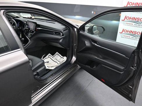 Used 2024 Toyota Camry SE image 19