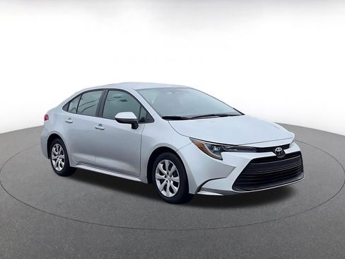 Used 2025 Toyota Corolla LE image 2