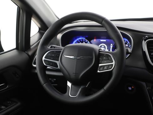 Used 2025 Chrysler Pacifica Select FWD image 17