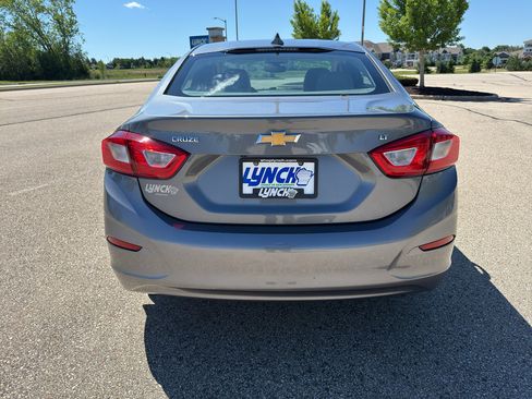 Used 2018 Chevrolet Cruze LT w/ Convenience Package FWD image 4