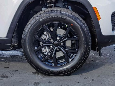 New 2025 Jeep Grand Cherokee Altitude image 11