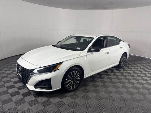 Used 2025 Nissan Altima 2.5 SV FWD image 8