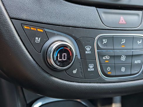 Used 2018 Chevrolet Malibu Premier w/ Premier Sun and Wheel Package FWD image 21