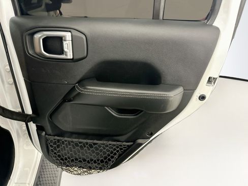 Used 2020 Jeep Wrangler Unlimited Sahara AWD/4WD image 31