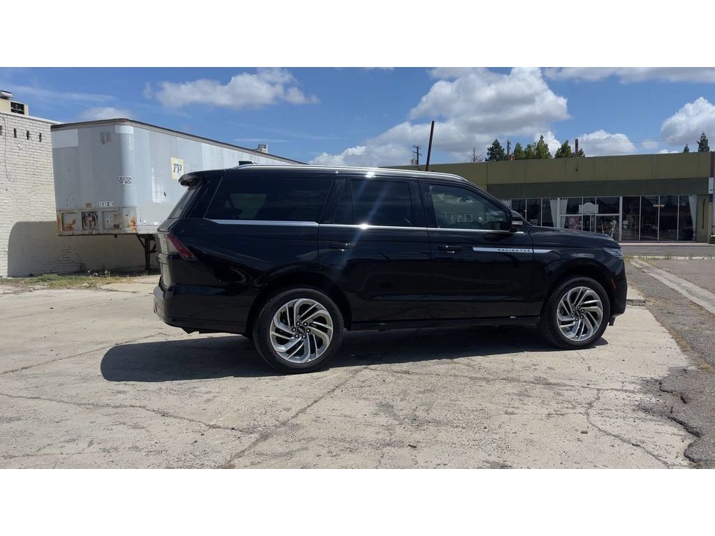 Used 2025 Lincoln Navigator Reserve AWD/4WD image 3