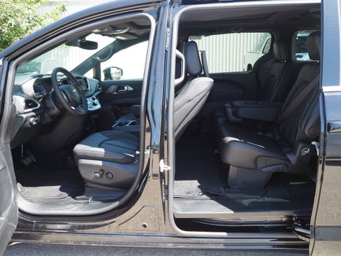 New 2025 Chrysler Pacifica Select w/ Uconnect Theater Family Group image 12