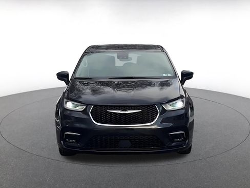 Used 2023 Chrysler Pacifica Touring-L image 4