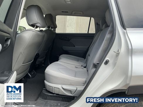 Used 2022 Toyota Highlander LE FWD image 9