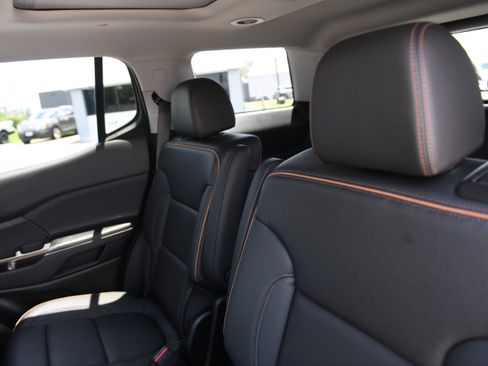 Used 2022 GMC Acadia AT4 w/ Technology Package AWD/4WD image 12