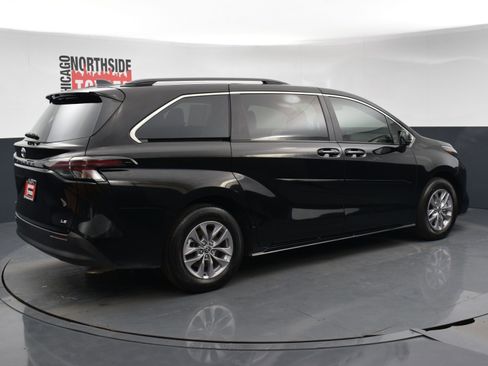 Used 2025 Toyota Sienna LE image 4