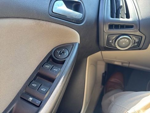 Used 2012 Ford Focus SE FWD image 18
