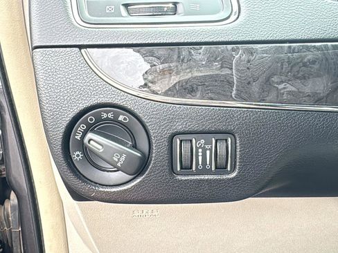 Used 2015 Chrysler Town & Country Touring FWD image 9
