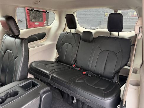 Used 2017 Chrysler Pacifica Touring-L w/ Tire & Wheel Group FWD image 20