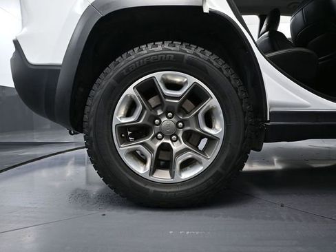 Used 2019 Jeep Cherokee Trailhawk image 14