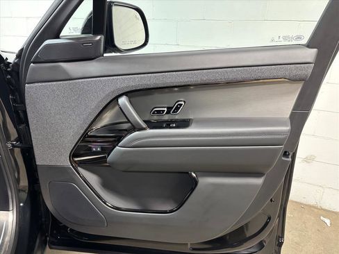 Used 2025 Land Rover Range Rover Sport SE image 33