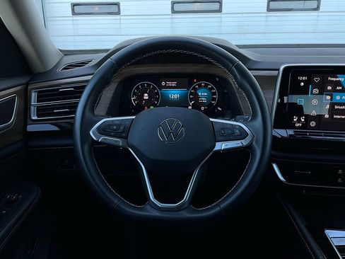 Used 2025 Volkswagen Atlas SE image 35