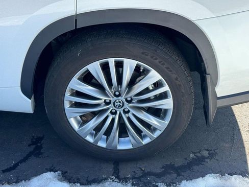 Used 2024 Toyota Highlander Platinum image 5