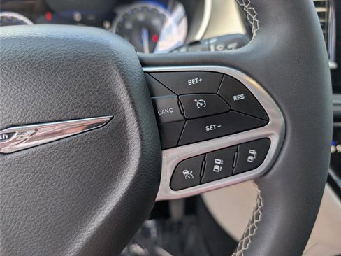 Used 2023 Chrysler Pacifica Touring-L w/ Uconnect Theater Family Group FWD image 25