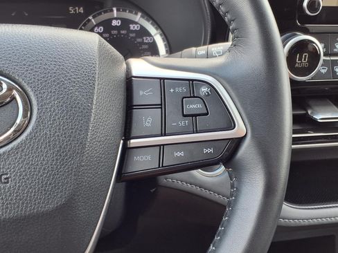Used 2025 Toyota Highlander LE FWD image 26