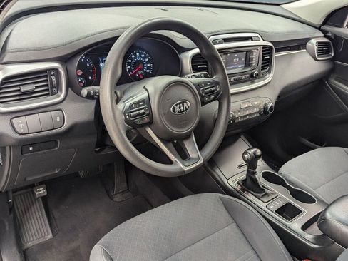 Used 2017 Kia Sorento LX image 3