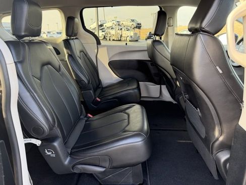 Used 2024 Chrysler Pacifica Touring-L image 12