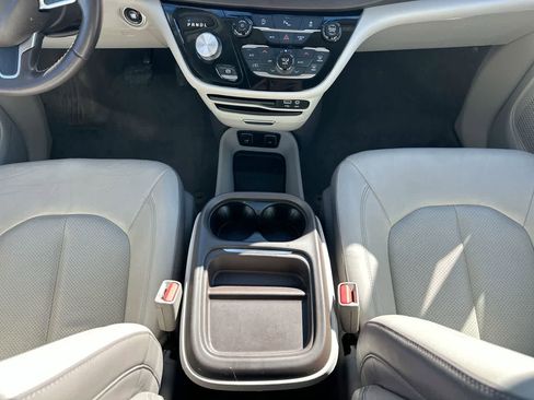 Used 2018 Chrysler Pacifica Touring-L image 31