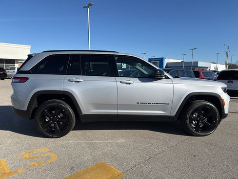 New 2025 Jeep Grand Cherokee Altitude image 4