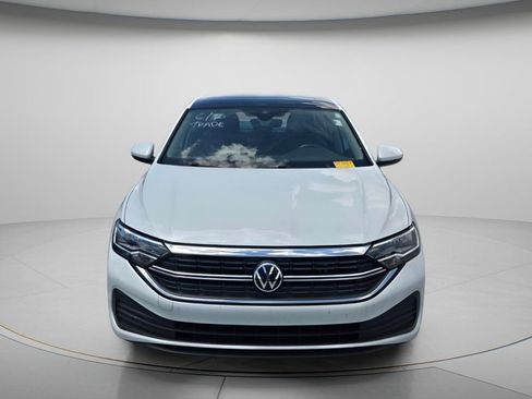 Certified 2023 Volkswagen Jetta SE w/ Panoramic Sunroof Package FWD image 3
