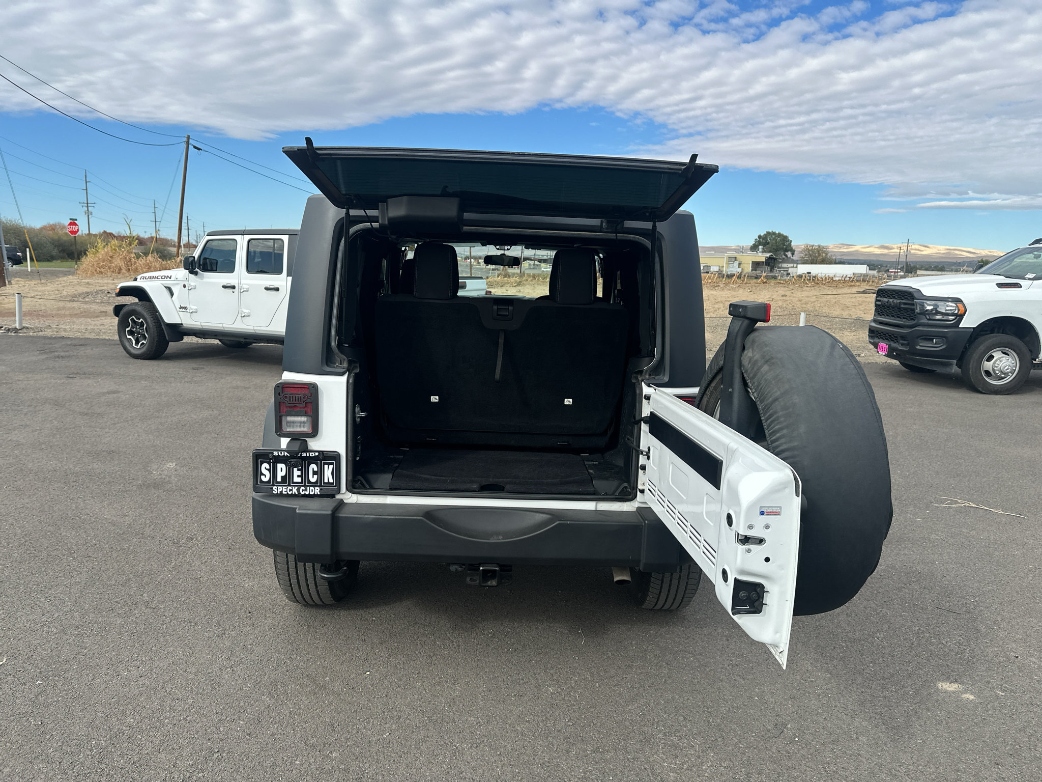 Used 2015 Jeep Wrangler Rubicon w/ Connectivity Group AWD/4WD image 10
