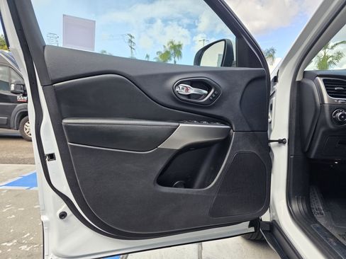 Used 2020 Jeep Cherokee Limited image 11