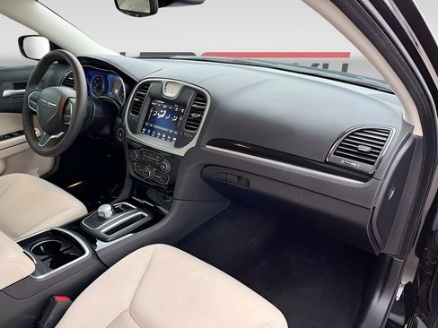Used 2023 Chrysler 300 Touring w/ Safetytec Plus Group RWD image 28