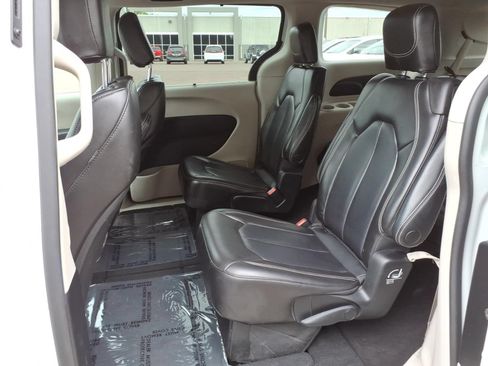 Used 2023 Chrysler Pacifica Touring-L FWD image 12