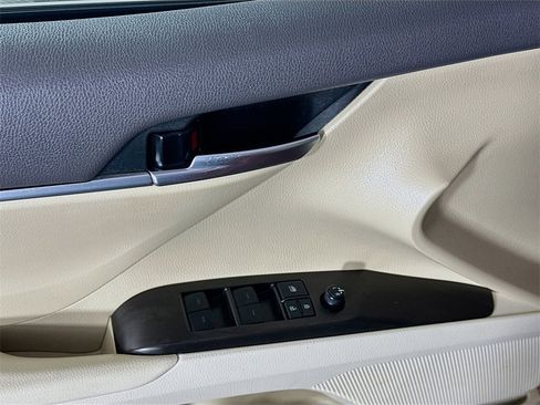 Used 2021 Toyota Camry LE image 28