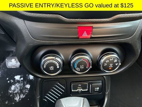 Used 2016 Jeep Renegade Latitude image 6