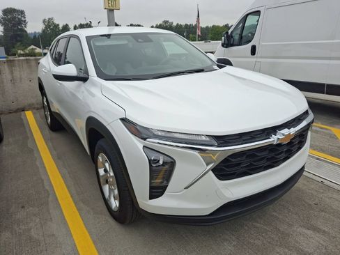 Used 2025 Chevrolet Trax LS w/ LS Convenience Package FWD image 2