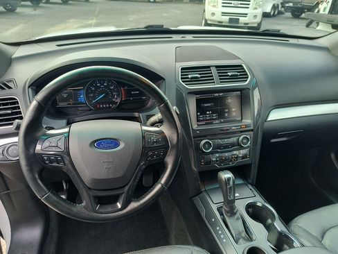 Used 2016 Ford Explorer XLT w/ Equipment Group 202A FWD image 16