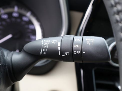 Used 2023 Toyota Highlander XLE image 36