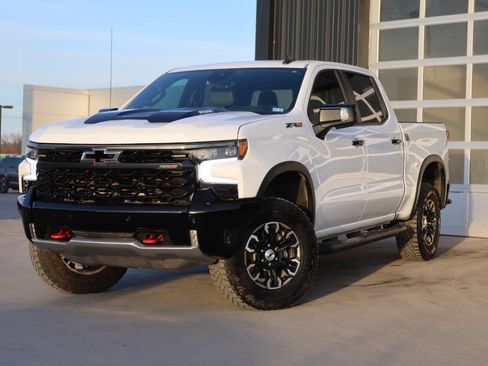 Used 2025 Chevrolet Silverado 1500 ZR2 w/ Technology Package image 3