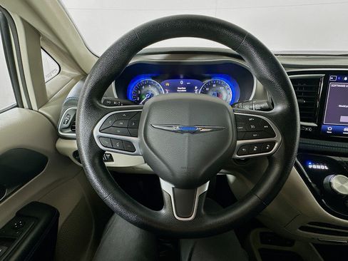 Used 2021 Chrysler Pacifica Touring image 11