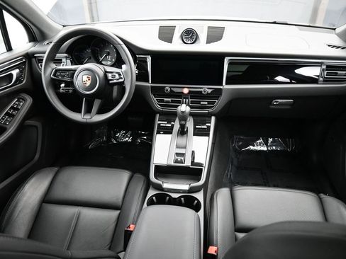 Used 2025 Porsche Macan image 26