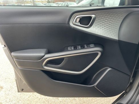 Used 2025 Kia Soul LX w/ LX Technology Package image 18